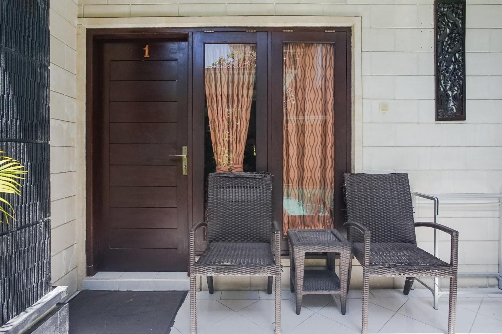 Denays Guesthouse Jimbaran Exterior photo