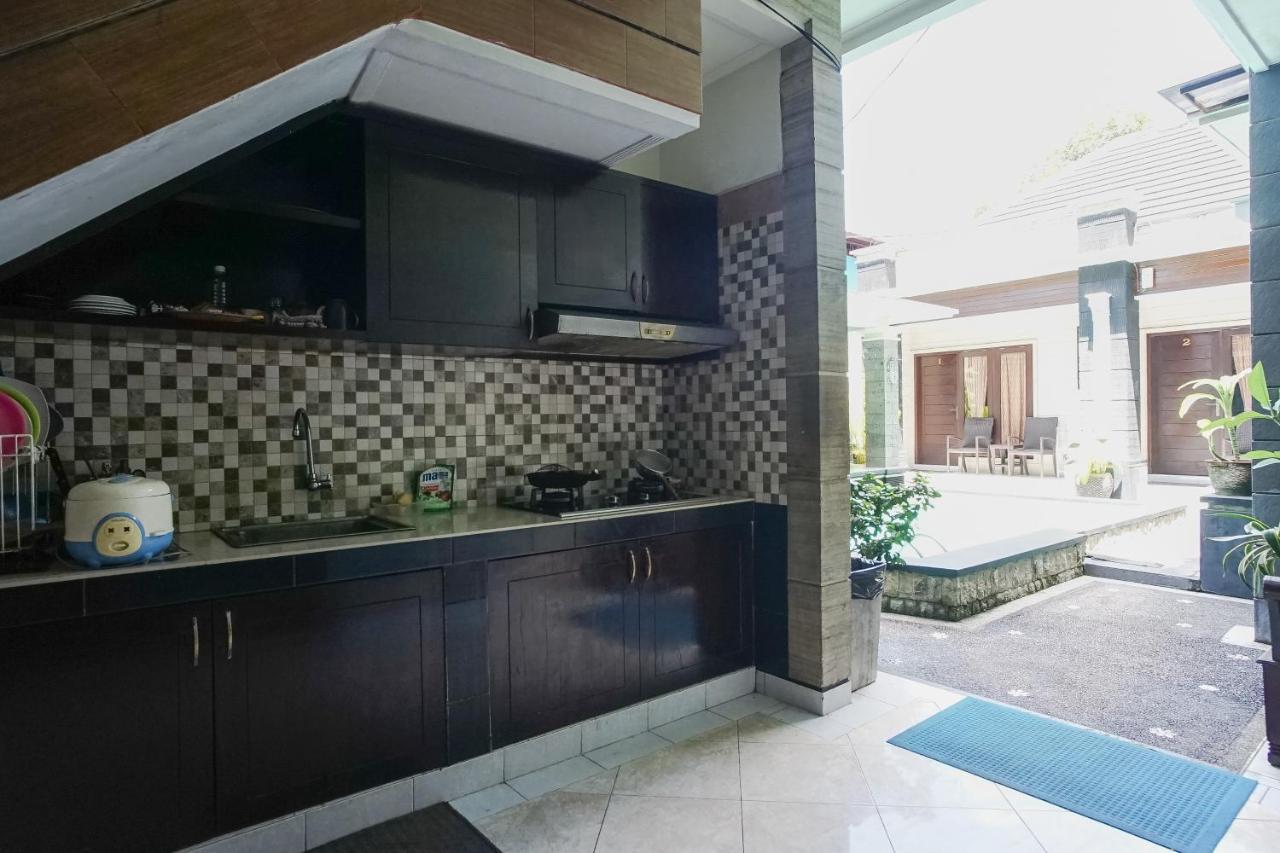 Denays Guesthouse Jimbaran Exterior photo